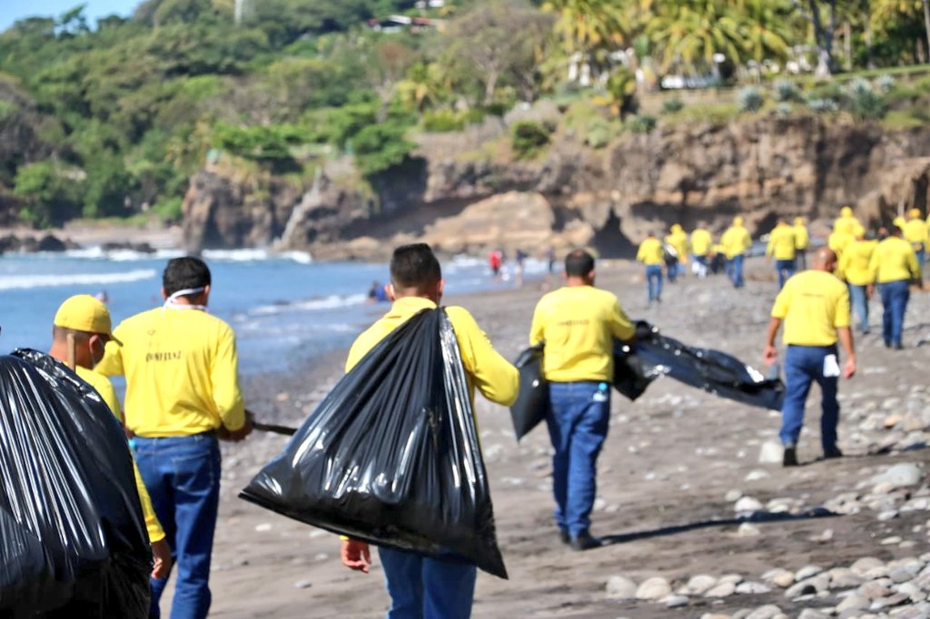 Reos en fase de confianza apoyan con limpieza y distribución de paquetes alimentarios en El Sunzal reos-en-fase-de-confianza-apoyan-con-limpieza-y-distribucion-de-paquetes-alimentarios-en-el-sunzal